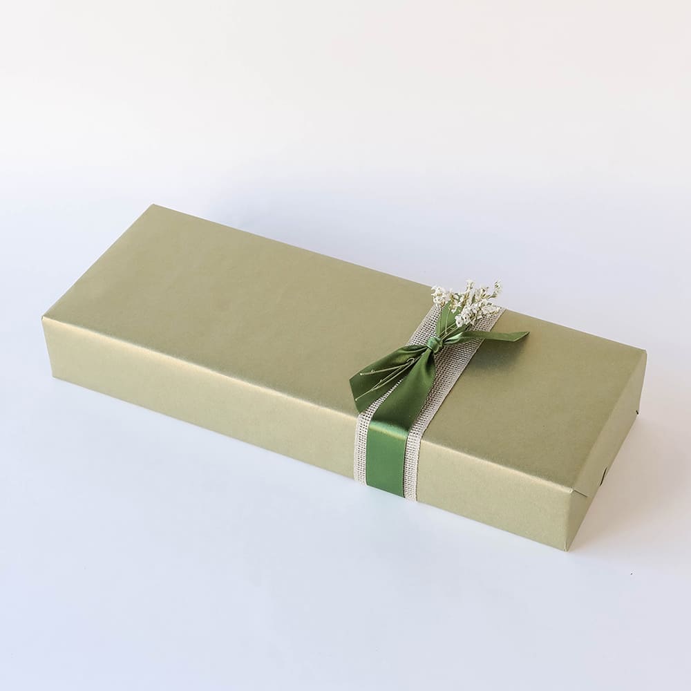 お祝い リボンと白い小花（モスグリーン）: デザインラッピング